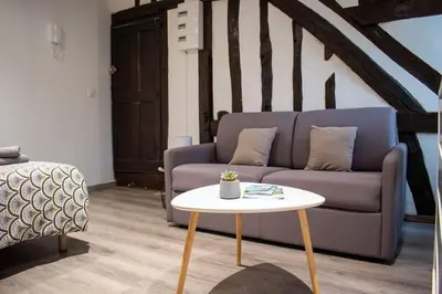 Coin salon dans l'établissement Studio Charmant Confortable TV Centre Ville Louviers