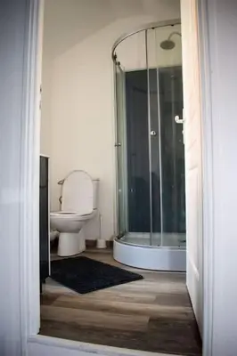 Salle de bains dans l'établissement Studio Charmant Confortable TV Centre Ville Louviers