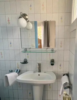 Salle de bains dans l'établissement Maison familiale avec jardin proche Rouen centre