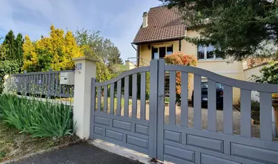 Jardin de l'établissement Maison lumineuse dans un cadre verdoyant