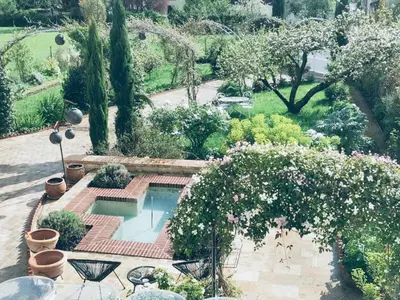 Jardin de l'établissement Orpheus Lodge