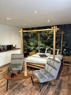 Coin salon dans l'établissement Jungle room