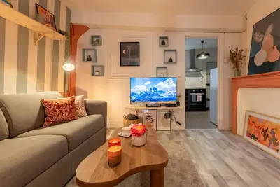 Télévision ou salle de divertissement dans l'établissement Olympe by Kleidos, Appartement 4P, rue calme, Centre Historique, Proche Gare