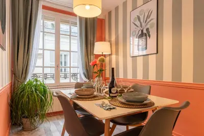 Coin salon dans l'établissement Olympe by Kleidos, Appartement 4P, rue calme, Centre Historique, Proche Gare