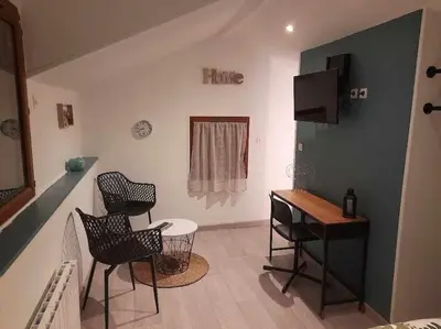 Télévision ou salle de divertissement dans l'établissement Petit maison villageoise
