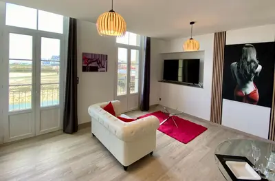 Télévision ou salle de divertissement dans l'établissement La Vague Tendresse - Vue mer - Jacuzzi & Sauna