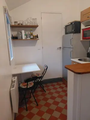 Cuisine ou kitchenette dans l'établissement Studio épicéa avec jardin et stationnement dans charmante propriété proche gare