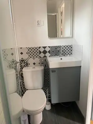 Salle de bains dans l'établissement Studio épicéa avec jardin et stationnement dans charmante propriété proche gare