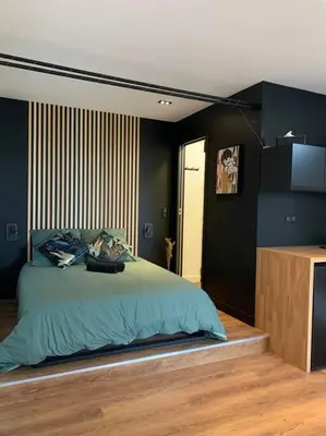 Un ou plusieurs lits dans un hébergement de l'établissement Appartement avec jacuzzi dans la chambre et piscine aux beaux jours
