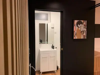 Salle de bains dans l'établissement Appartement avec jacuzzi dans la chambre et piscine aux beaux jours