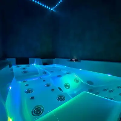 Appartement avec jacuzzi dans la chambre et piscine aux beaux jours