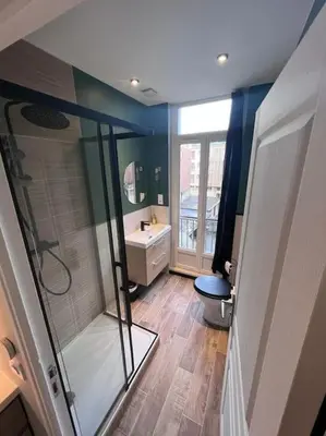 Salle de bains dans l'établissement Bow window surplombant le marché de Dieppe