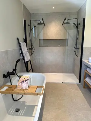 Salle de bains dans l'établissement LA DEMEURE