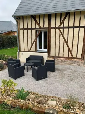 Coin salon dans l'établissement Gîte, Maison entière avec billard et bel espace de vie La Grange