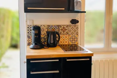 Cuisine ou kitchenette dans l'établissement La Maison des Plantes, charmante, atypique et cosy pour 4 personnes avec parking et jardin