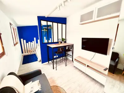 Télévision ou salle de divertissement dans l'établissement Les studios de la Villa Jules Verne