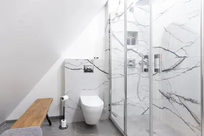 Salle de bains dans l'établissement Le Paradis de Lucile - Vue de rêve sur les boucles de la Seine - Giverny 10 minutes - La Roche Guyon - maison 4 chambres - 3 salles de bain - pétanque - baby-foot - balançoires - ping pong - tennis- cuisine ultra équipée