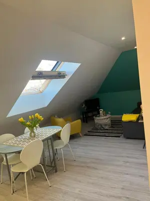 Coin salon dans l'établissement Magnifique logement, confortable et paisible.