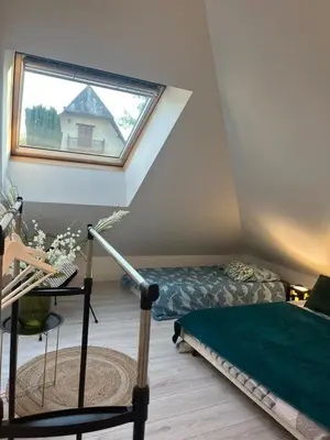 Un ou plusieurs lits dans un hébergement de l'établissement Magnifique logement, confortable et paisible.