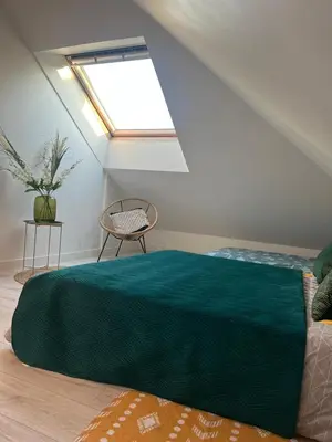Un ou plusieurs lits dans un hébergement de l'établissement Magnifique logement, confortable et paisible.