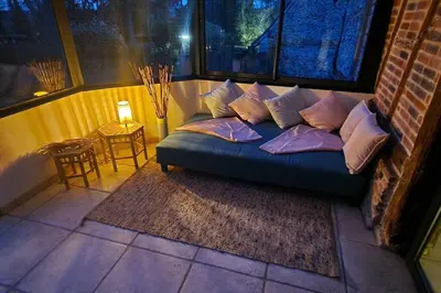 Coin salon dans l'établissement Jardins de Mélusine - Maison en pierres