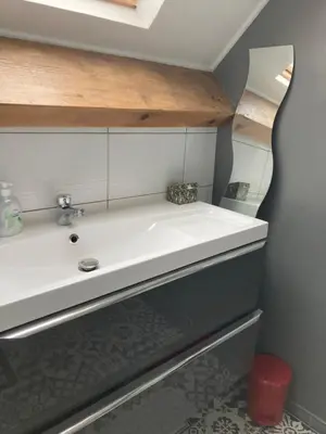 Salle de bains dans l'établissement Chambre meublée dans une maison
