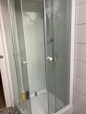 Salle de bains dans l'établissement Chambre meublée dans une maison