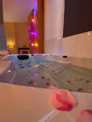 Salle de bains dans l'établissement L'enveloppe Romantique