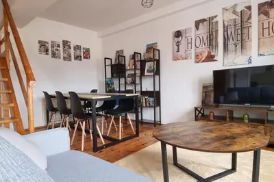 Télévision ou salle de divertissement dans l'établissement Cosy Triplex 3 chambres
