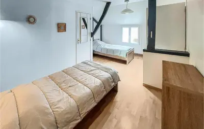 Un ou plusieurs lits dans un hébergement de l'établissement 2 Bedroom Awesome Home In Gamaches