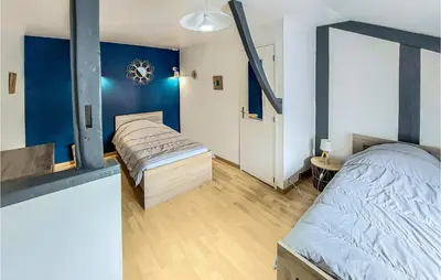 Un ou plusieurs lits dans un hébergement de l'établissement 2 Bedroom Awesome Home In Gamaches