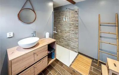 Salle de bains dans l'établissement 2 Bedroom Awesome Home In Gamaches
