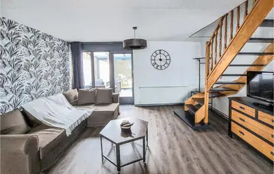 Coin salon dans l'établissement 2 Bedroom Awesome Home In Gamaches