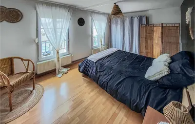 Coin salon dans l'établissement 2 Bedroom Awesome Home In Gamaches